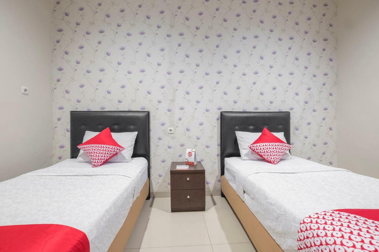 Hotel Astra Novilia Макасар Екстериор снимка