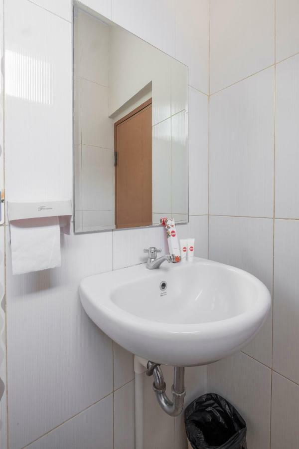 Hotel Astra Novilia Макасар Екстериор снимка