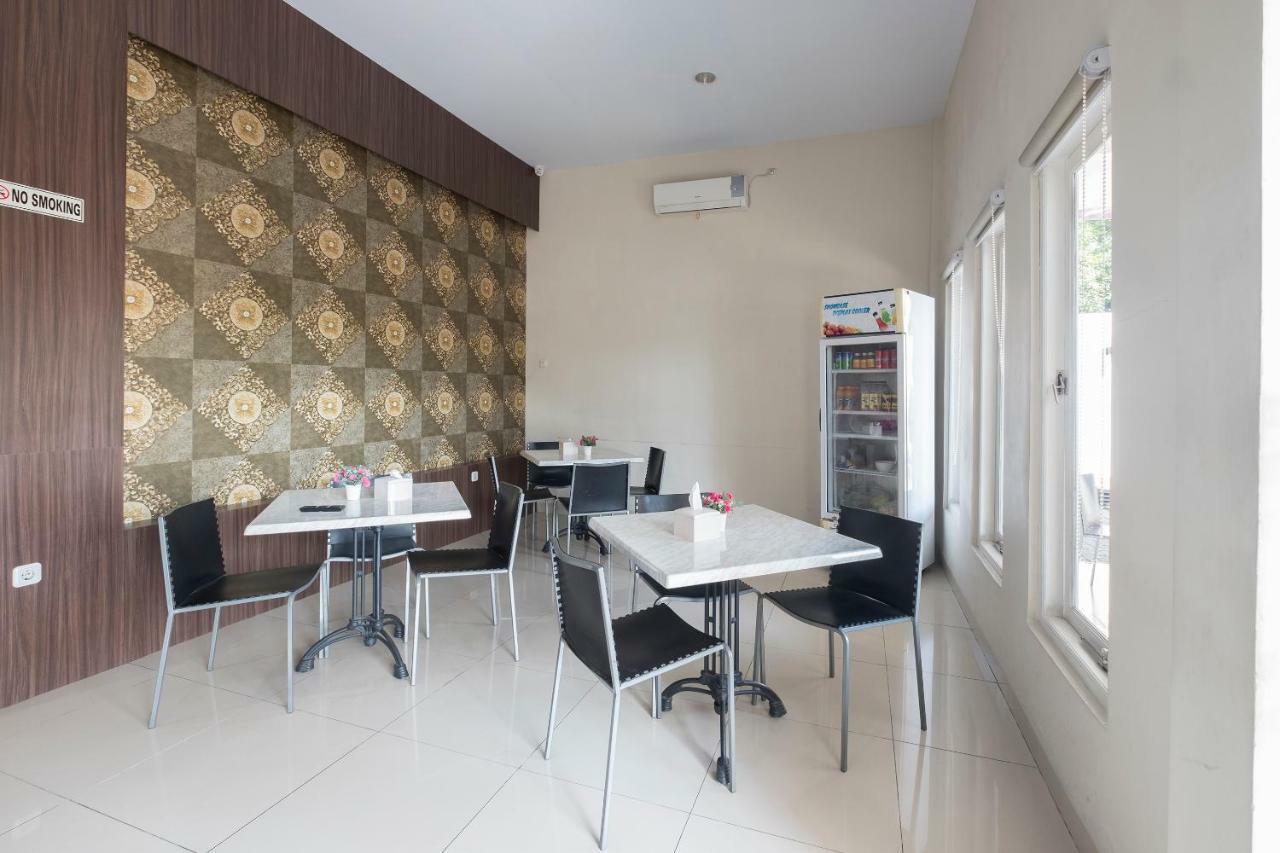 Hotel Astra Novilia Макасар Екстериор снимка