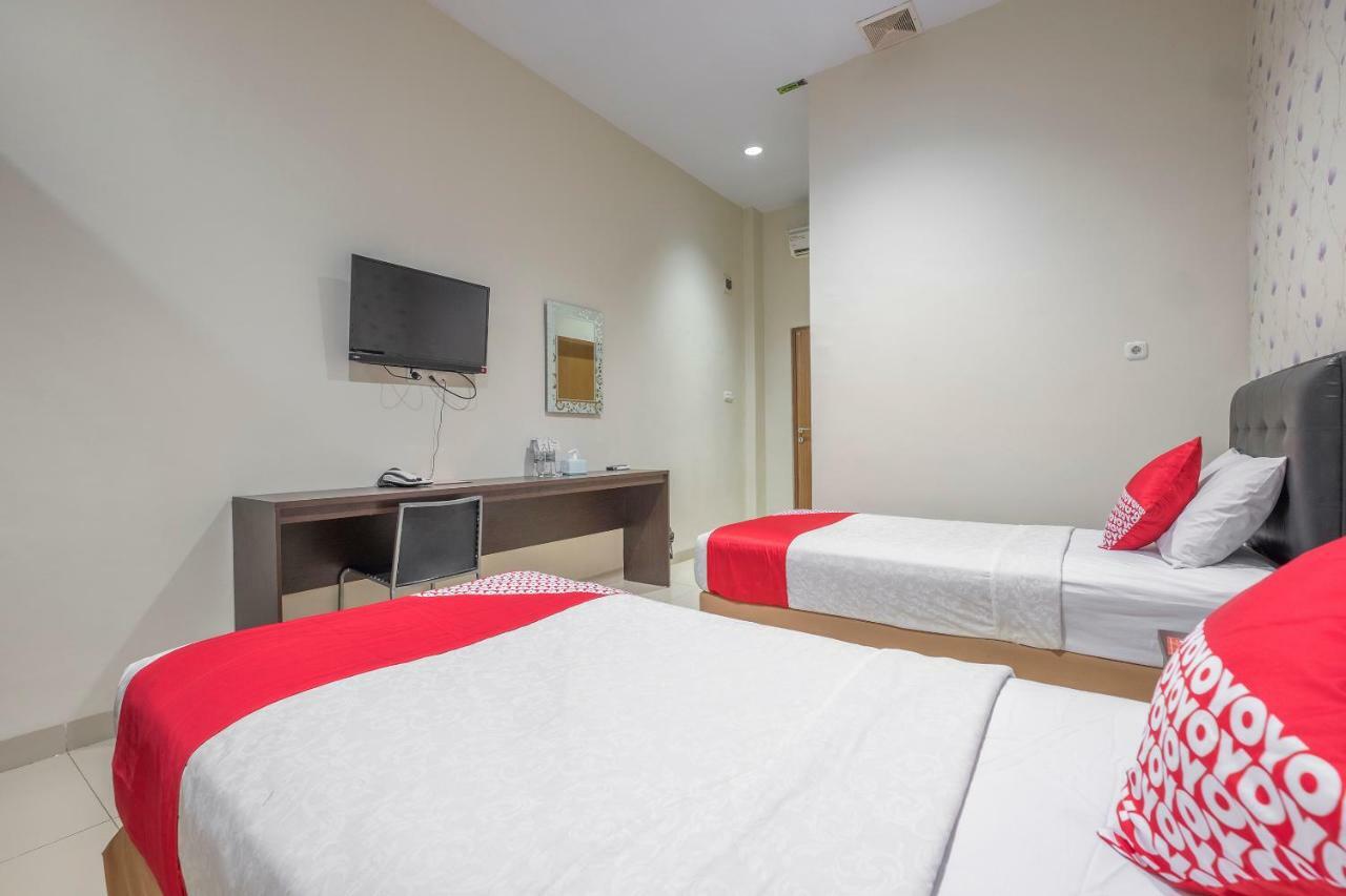 Hotel Astra Novilia Макасар Екстериор снимка