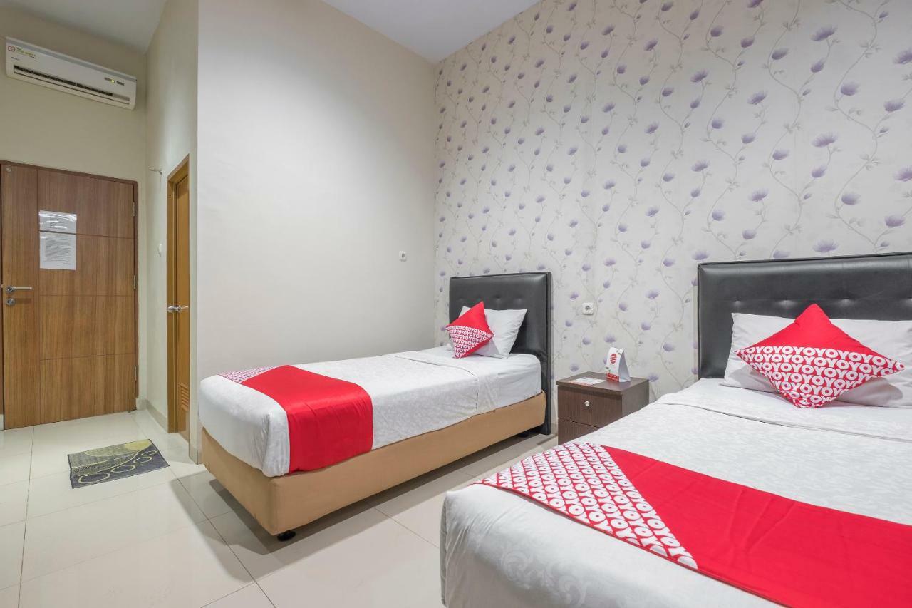 Hotel Astra Novilia Макасар Екстериор снимка