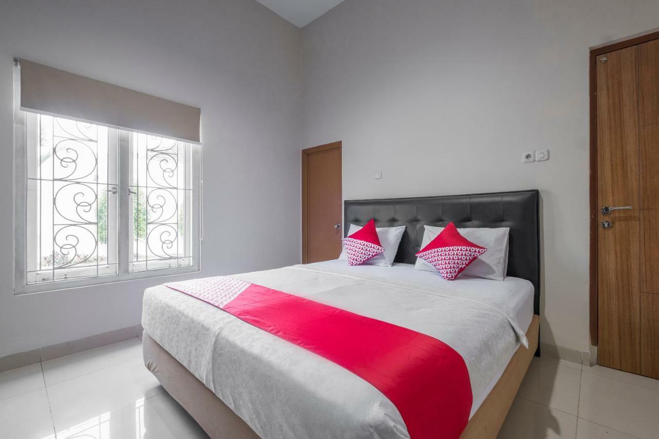 Hotel Astra Novilia Макасар Екстериор снимка