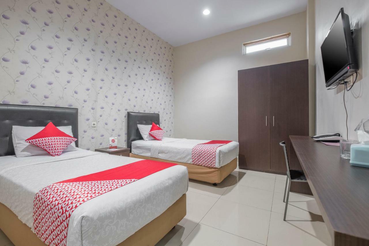 Hotel Astra Novilia Макасар Екстериор снимка