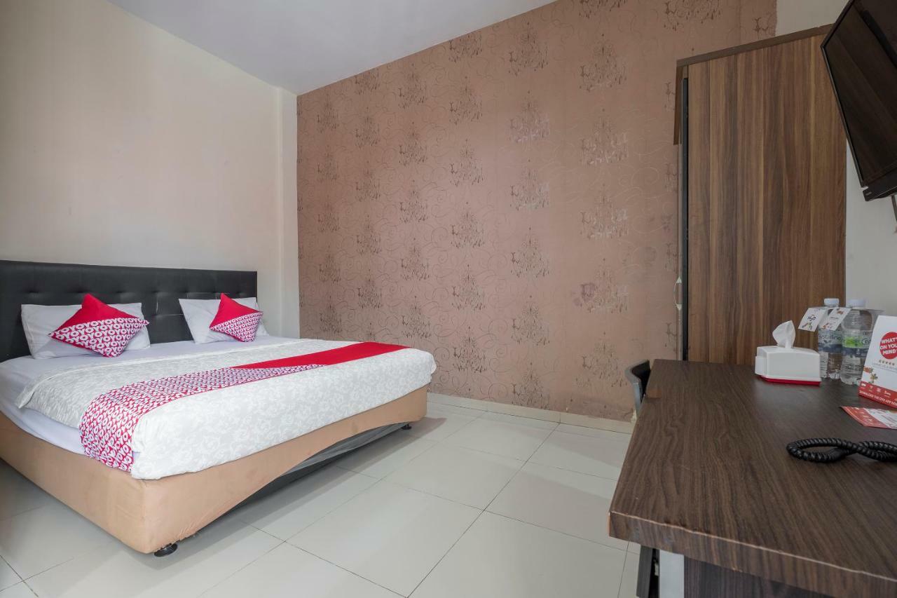Hotel Astra Novilia Макасар Екстериор снимка